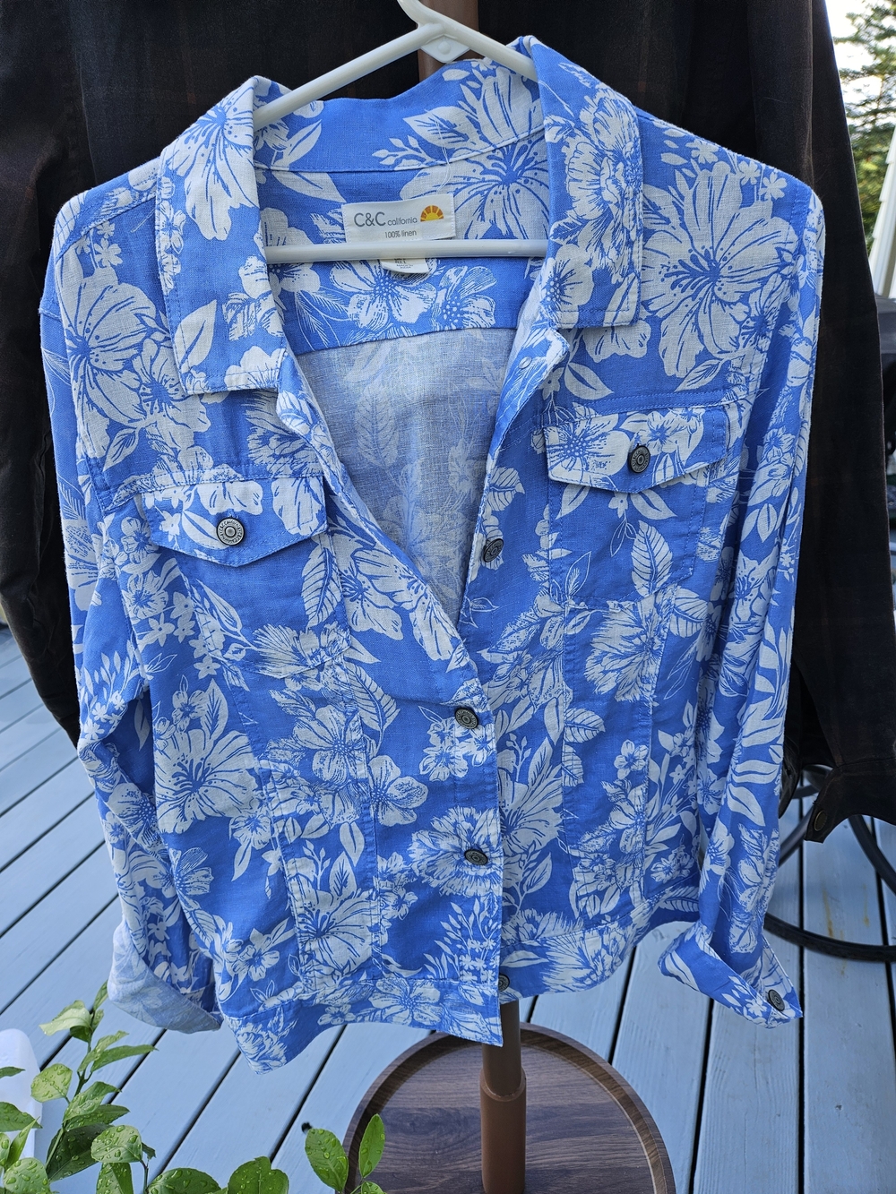 C&C California Blue and White Floral Button-Down Shirt